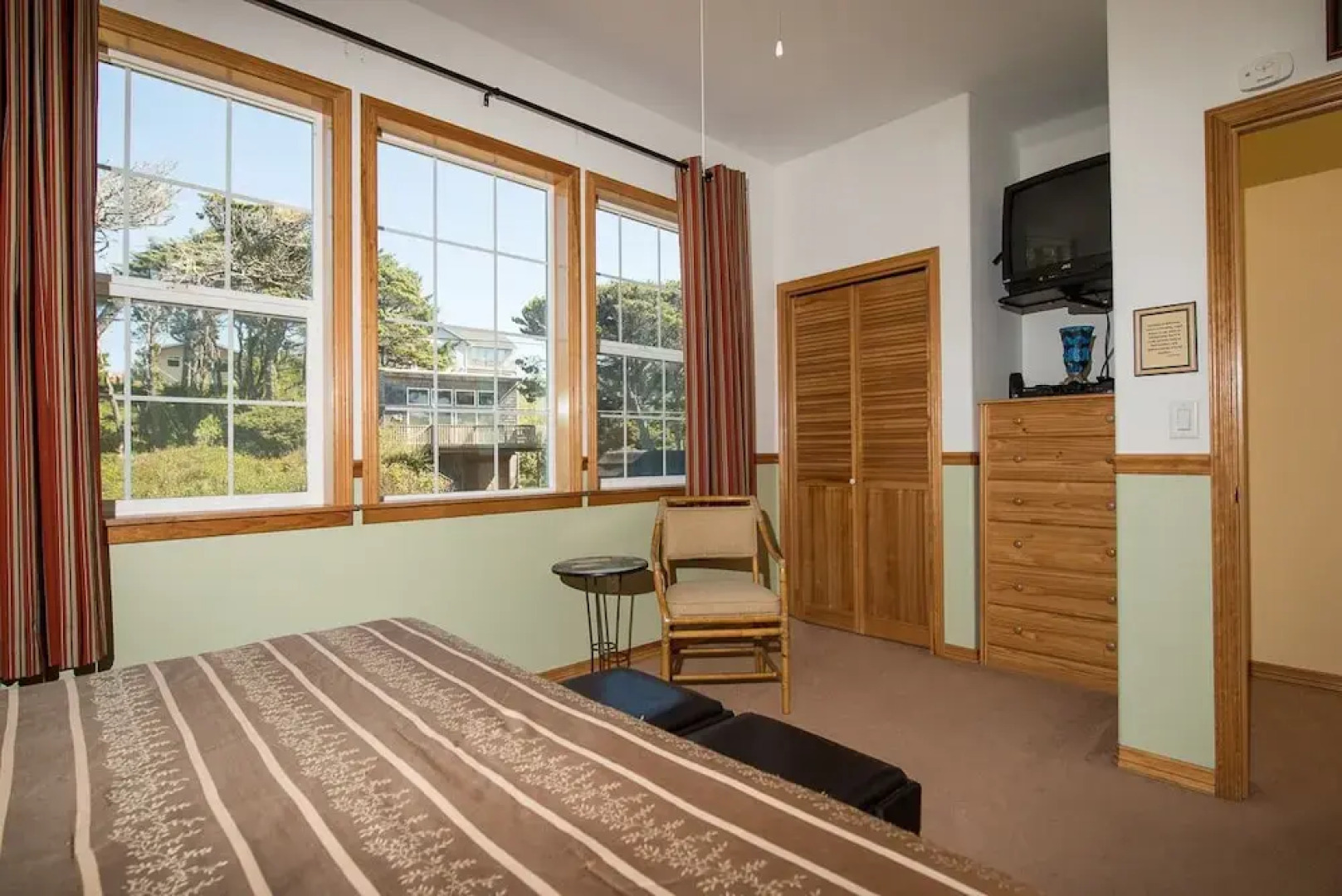 Sheltering Pines 4 Br cottage by RedAwning