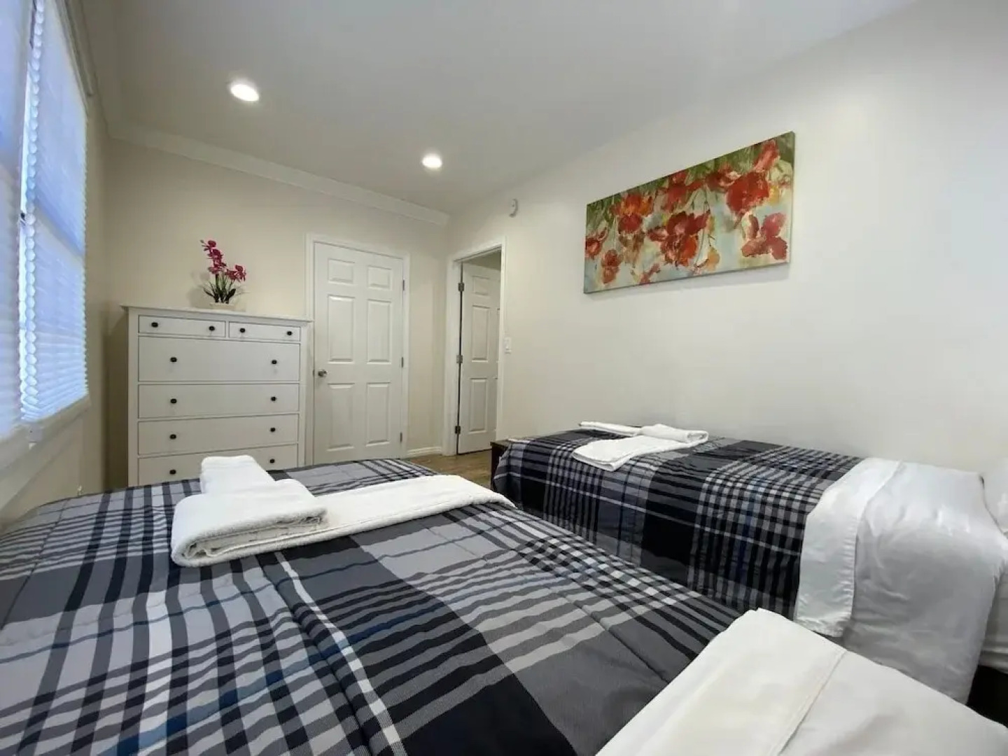 10 Min To The Beach! Perfect For A Family Or Friend Group. Self Check-in & Recently Renovated 2 Bedroom Apts by RedAwning