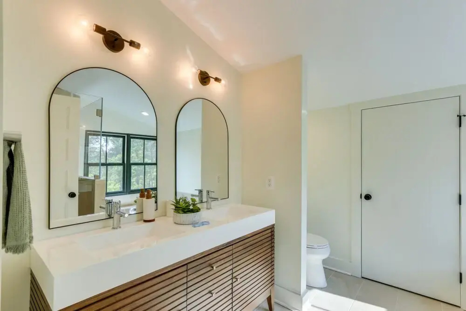 Bright Bluemont Home w/ On-site Pond & Mtn Views!