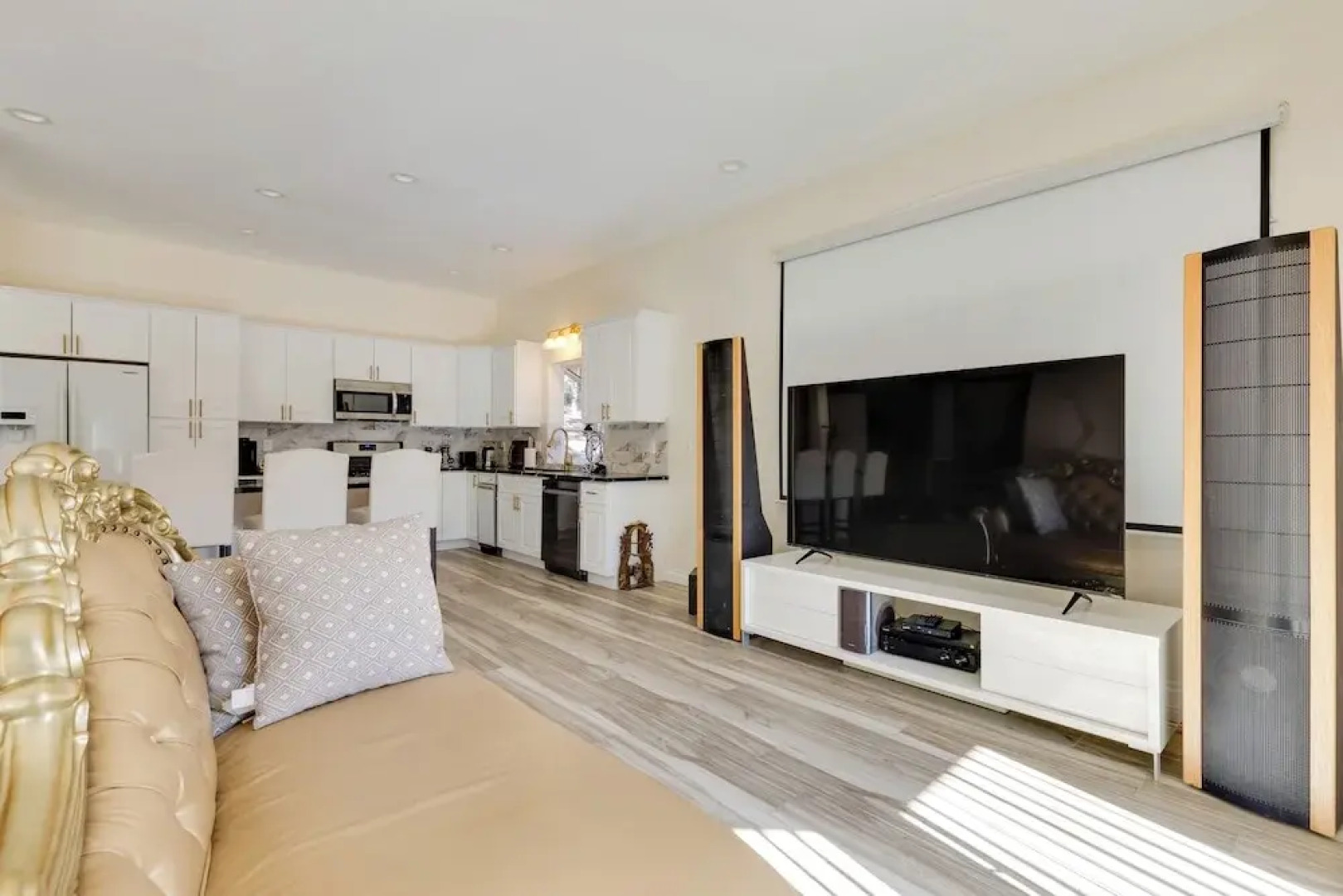 Game Room & Deck: Modern Frazier Park Home!