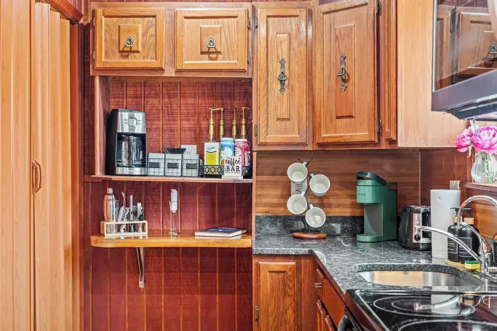 Stylish Renovated Home Open Layout, Coffee Bar + Near Hiking & Waterfalls