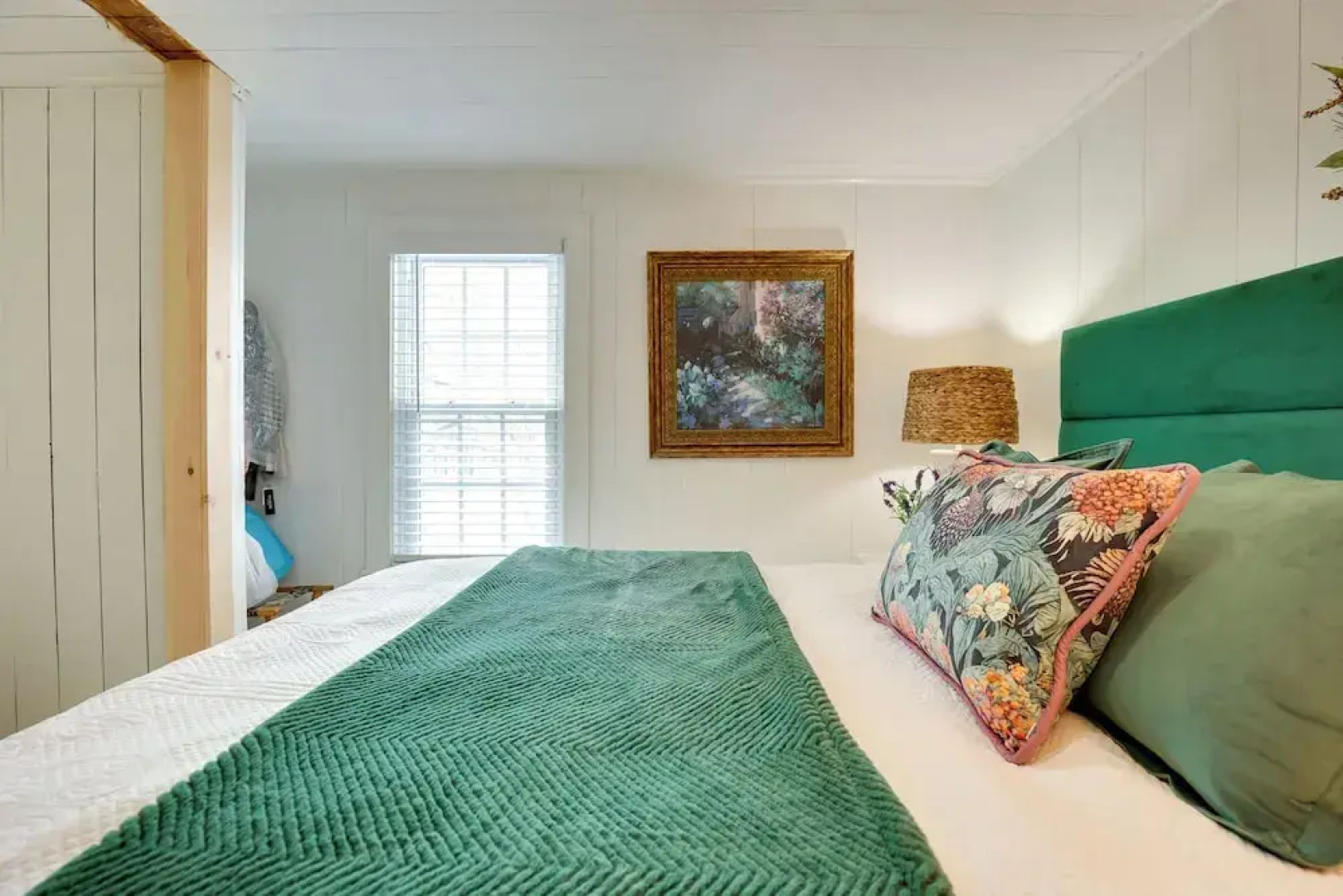 Walk to Eats: Mtn-view Hammondsport Hideaway!