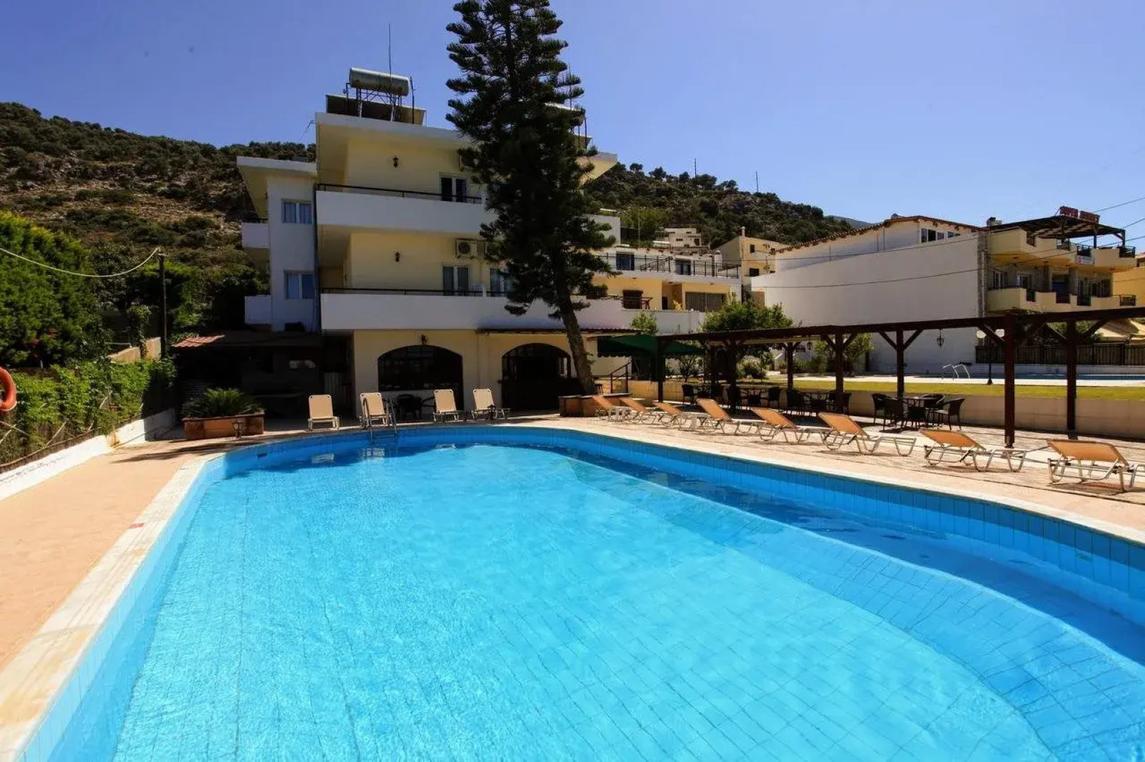 Iraklis Studios & Apartments