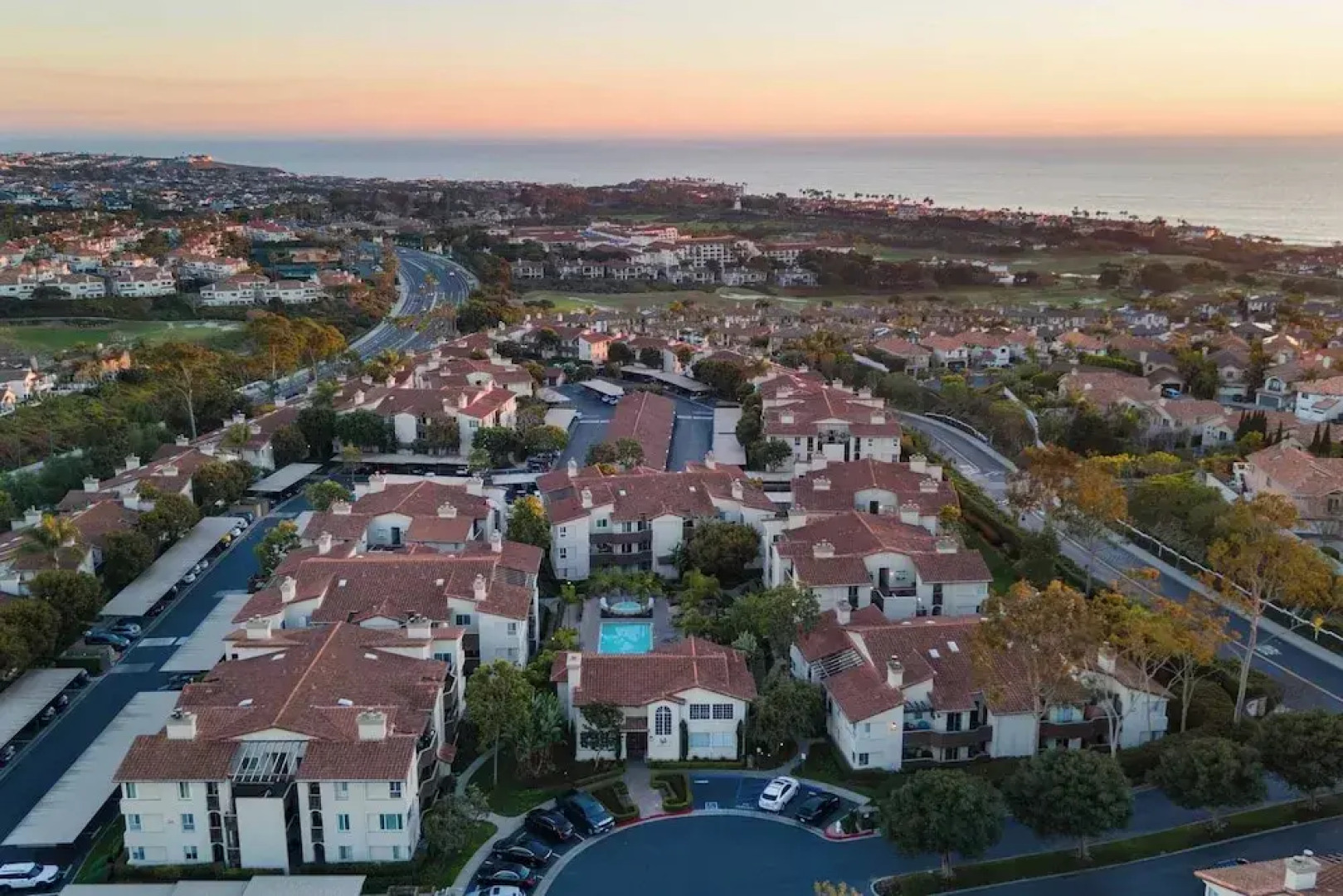 Walk to Beach Pool, Hot Tub, Private Patio, Parking Seabreeze Retreat