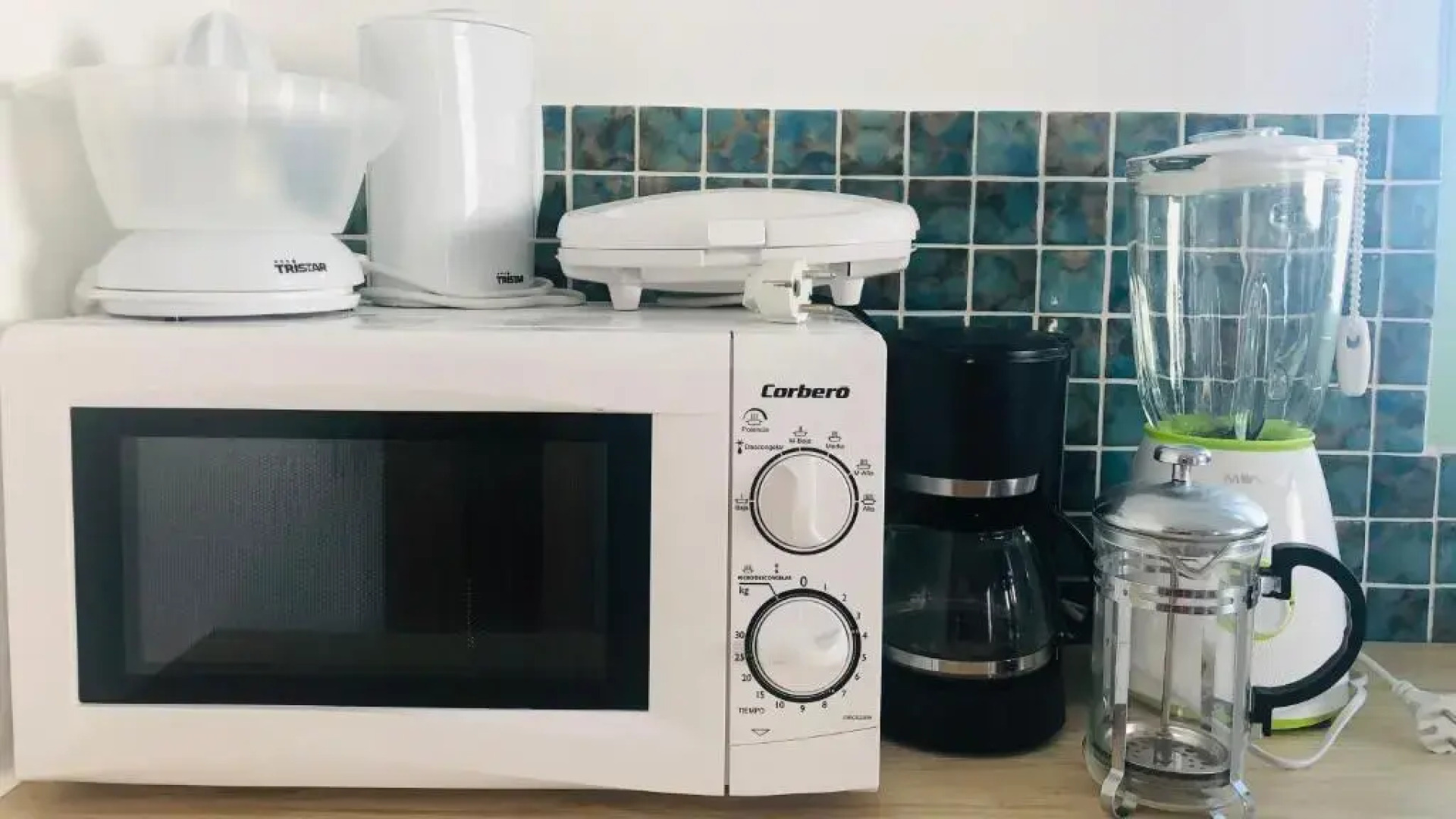 CASA ANCLADA en LA SANTA- 4 Apartamentos frente al mar- 1ª linea solarium barbacoa