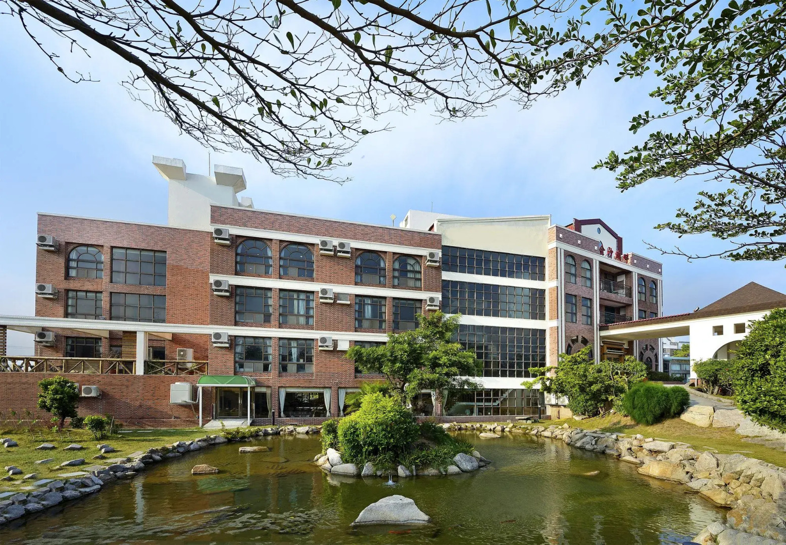 Jinsa Lakeside View Resort