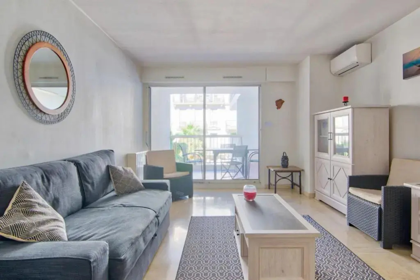 1br w AC and terrace in the heart of Toulon near train station Welkeys