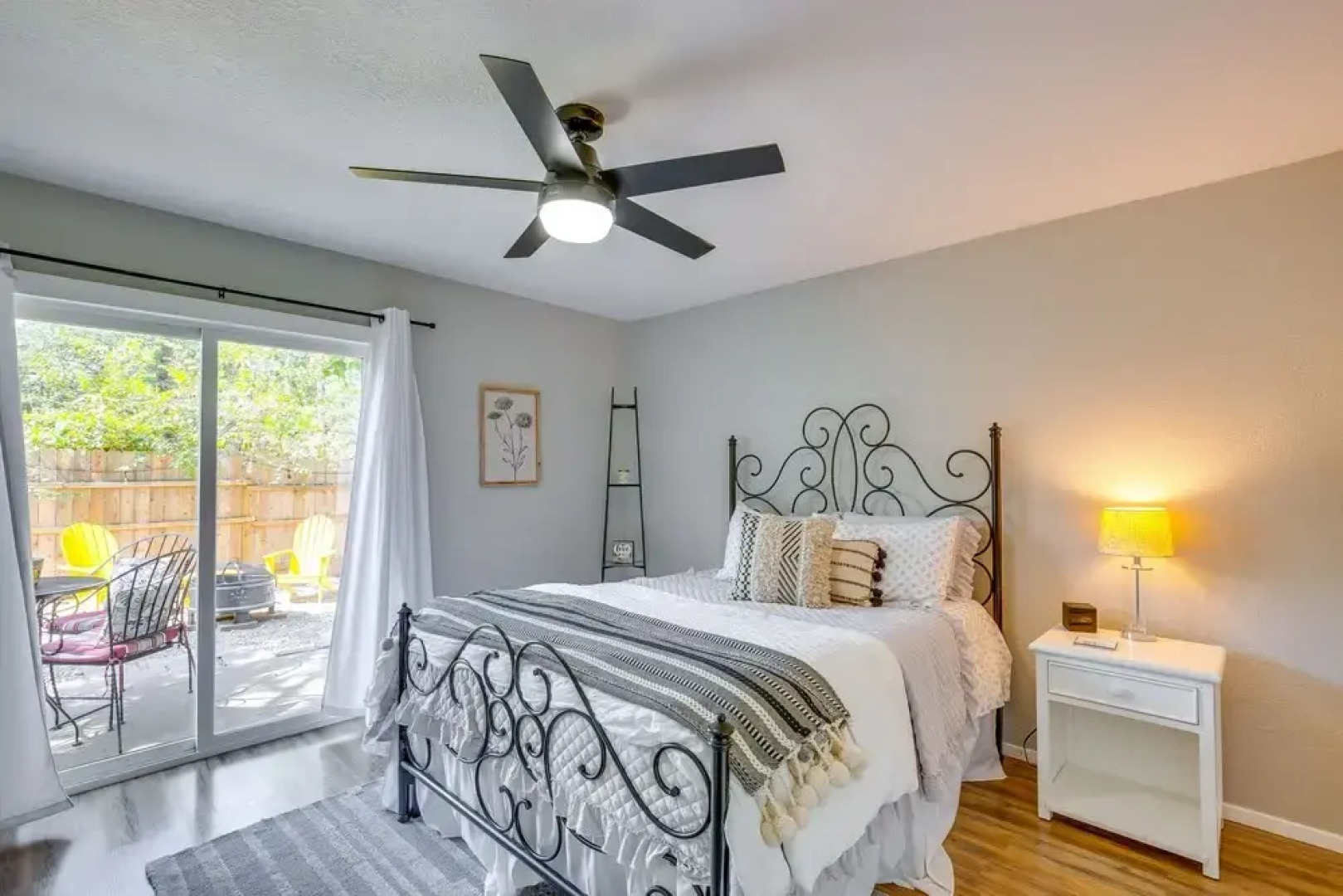 Charming Granbury Cottage Retreat w/ Private Patio