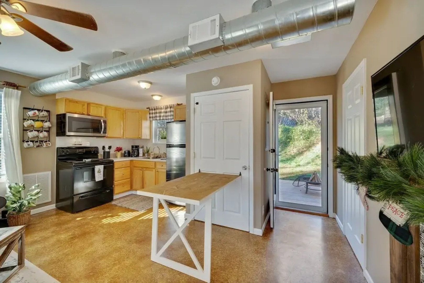 The Holly House In Downtown Demorest 2 Bedroom Home by Redawning