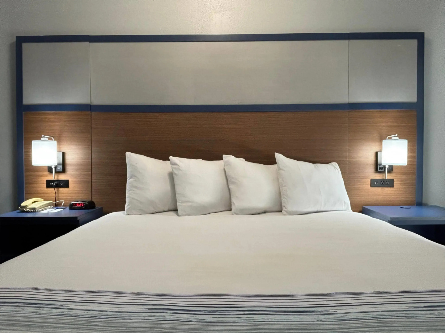 AmericInn by Wyndham Galesburg