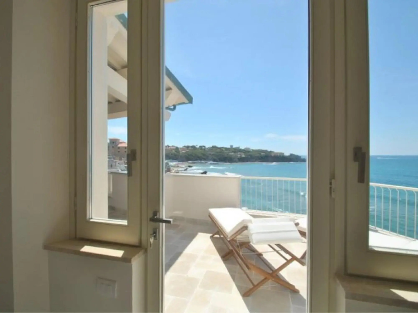 On the sea with a big terrace with seaview. Parking . SMALL SIZE ANIMALS CAN BE ALLOWED ON REQUEST.-AS 24 - MANNELLI