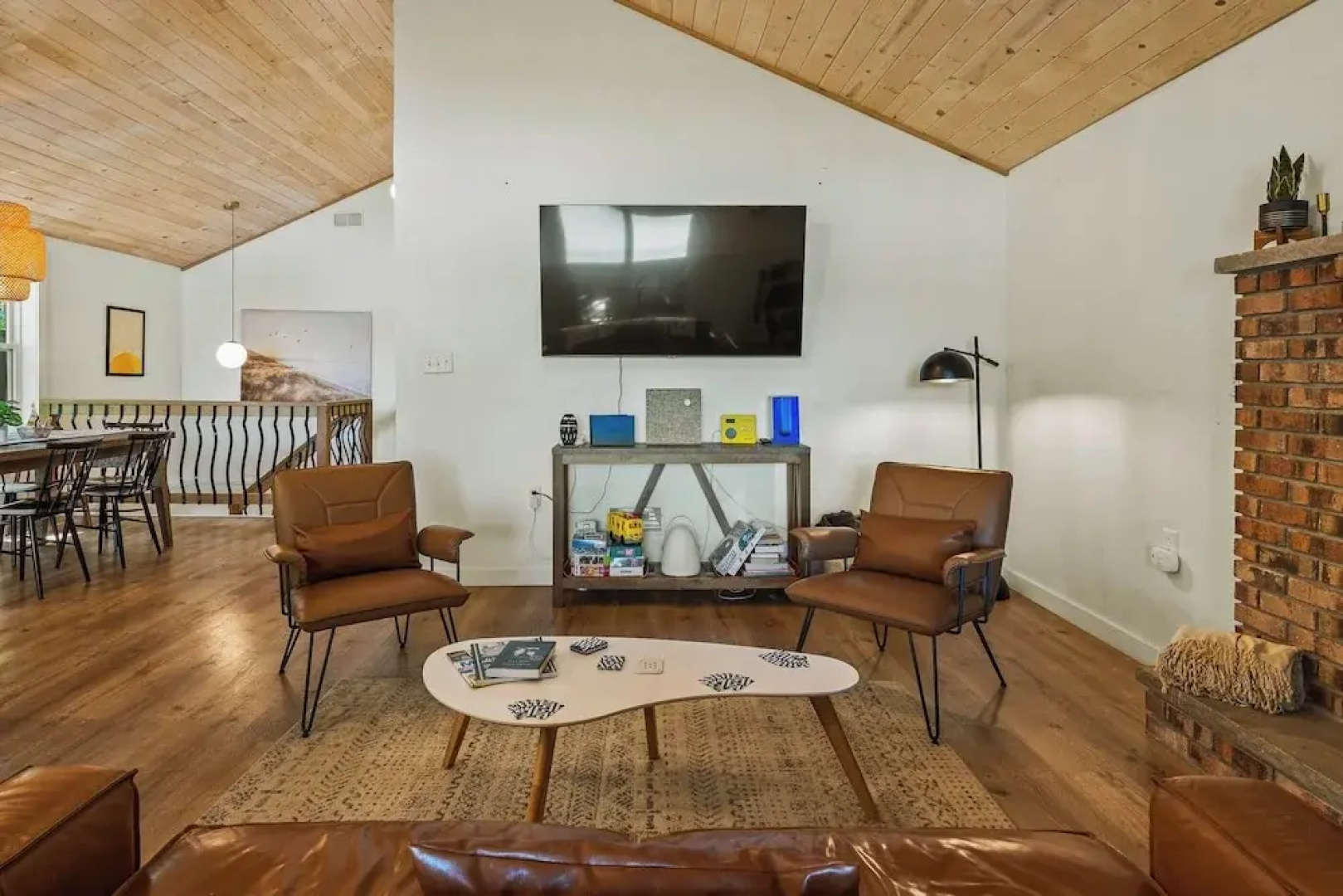 Lake Daze by Avantstay Lakefront w/ Modern Interior, Enclosed Porch & Hot Tub