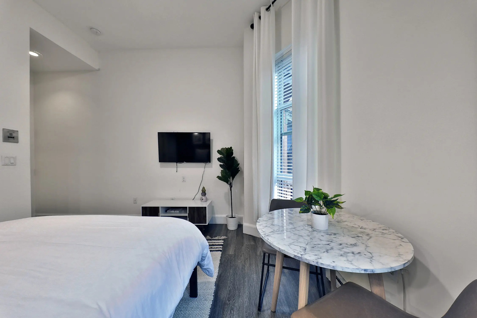 Spacious Studio With Fast Wifi!