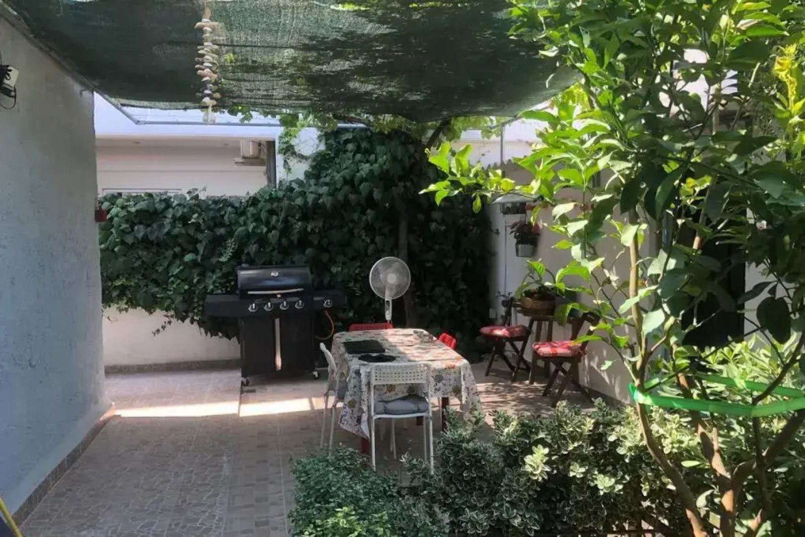 ΑΝΑΚΑΙΝΙΣΜΕΝΗ ΜΟΝΟΚΑΤΟΙΚΙΑ 125 τμ ΣΤΟ ΚΕΝΤΡΟ ΜΕ ΚΗΠΟ