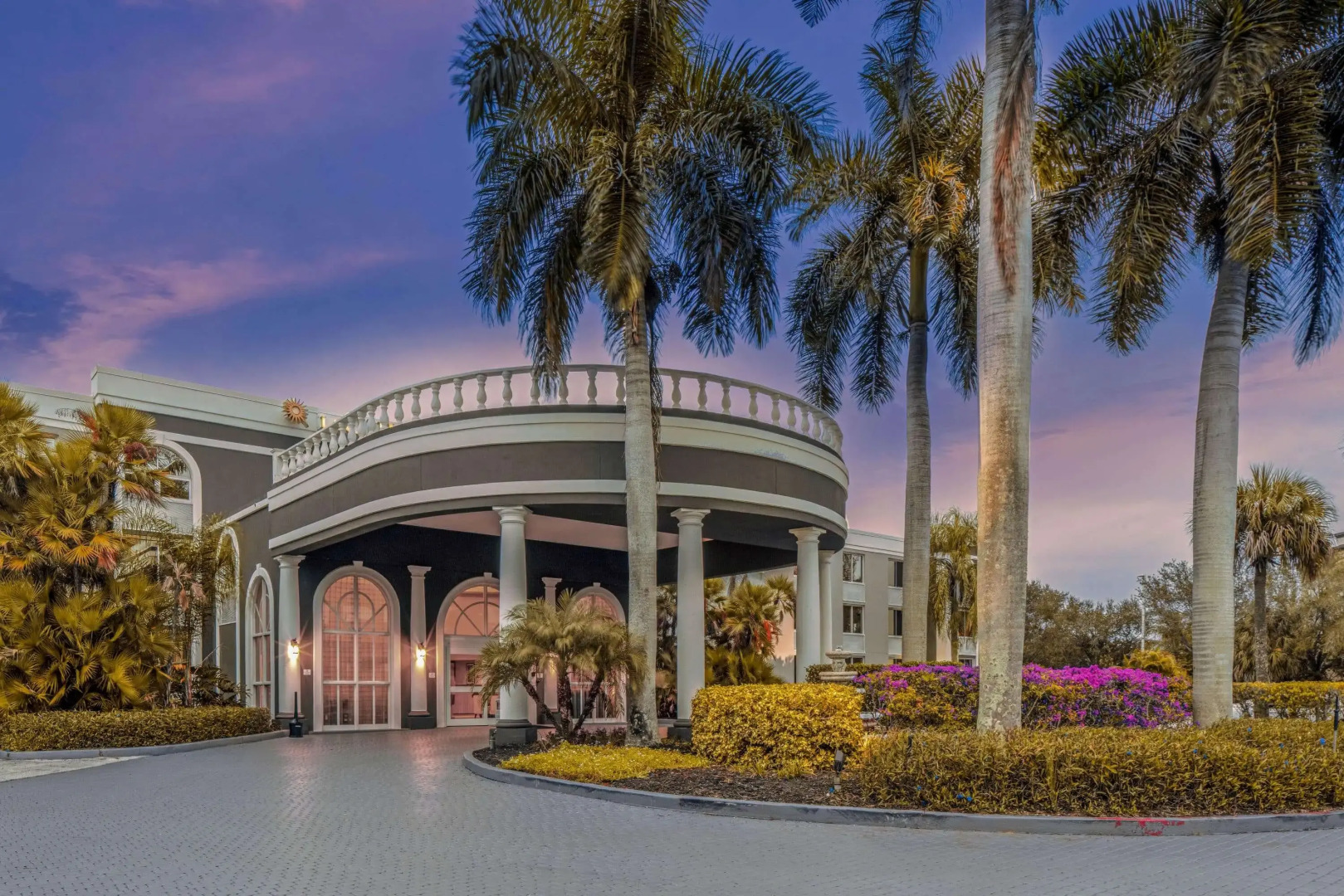 La Quinta Inn & Suites by Wyndham Naples Downtown