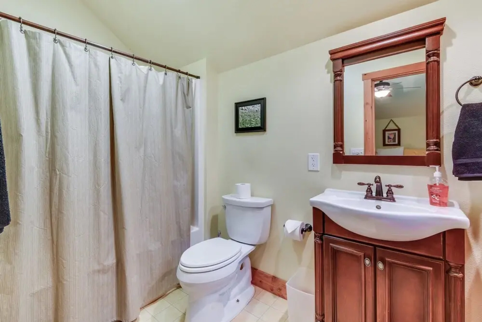 Little Bear Lodge - Three Bedroom Home with Mountain View