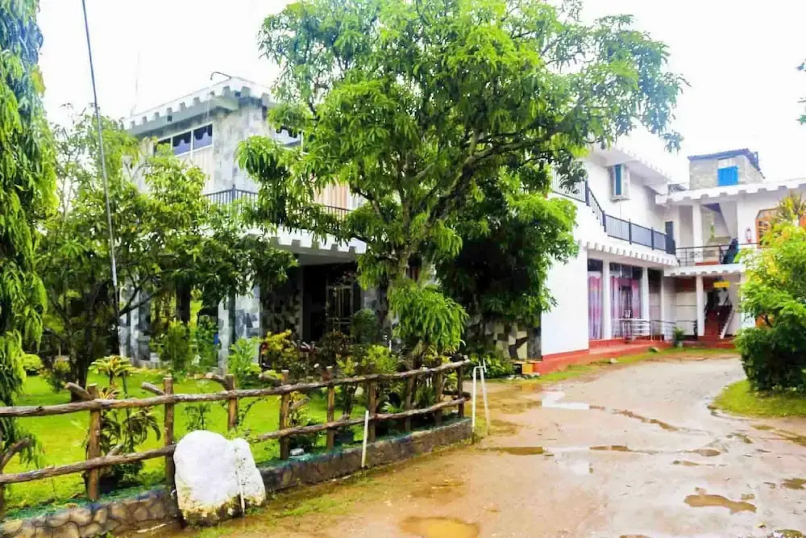 Yoho Little Rose Inn