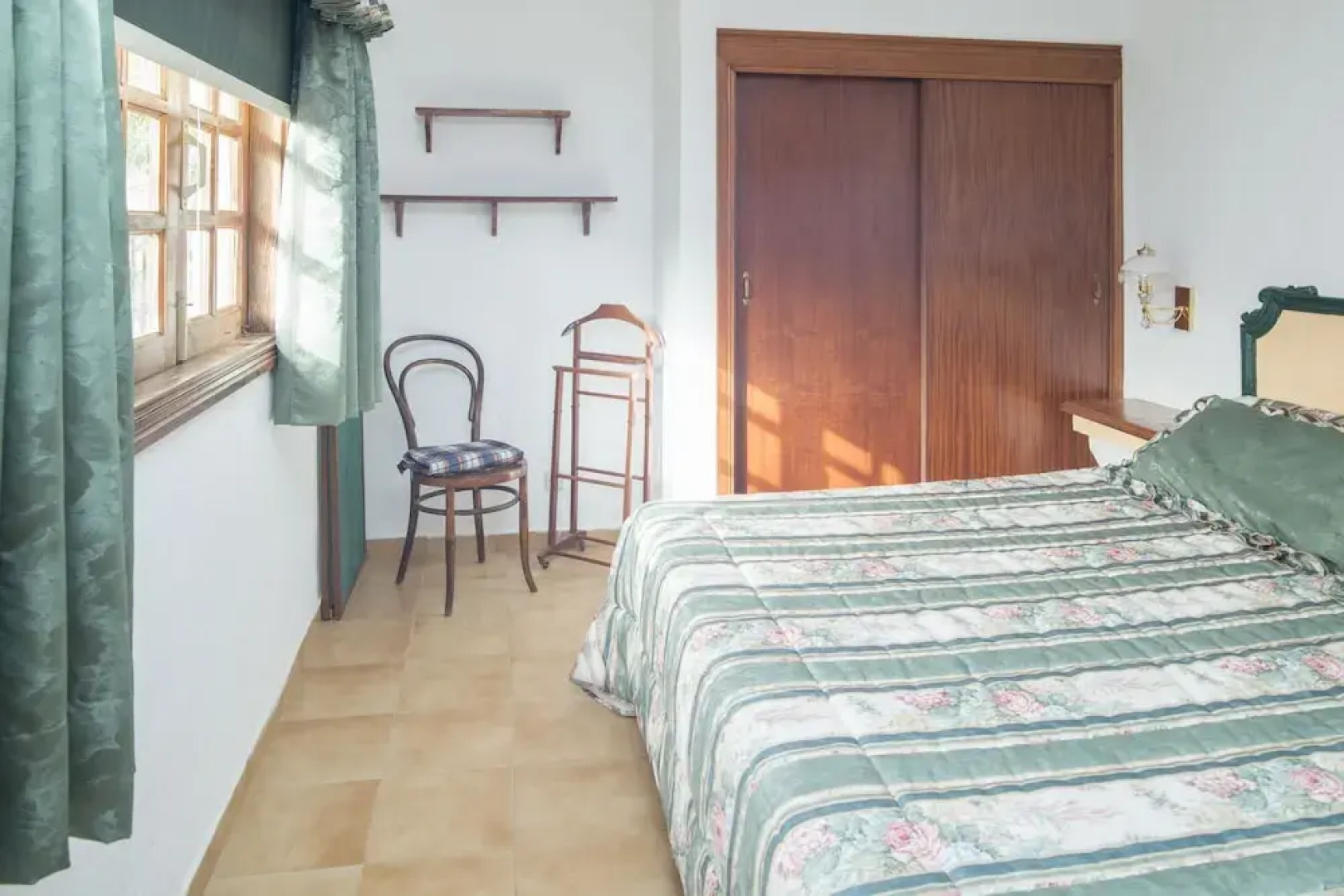 Lightbooking - Mountain & pool