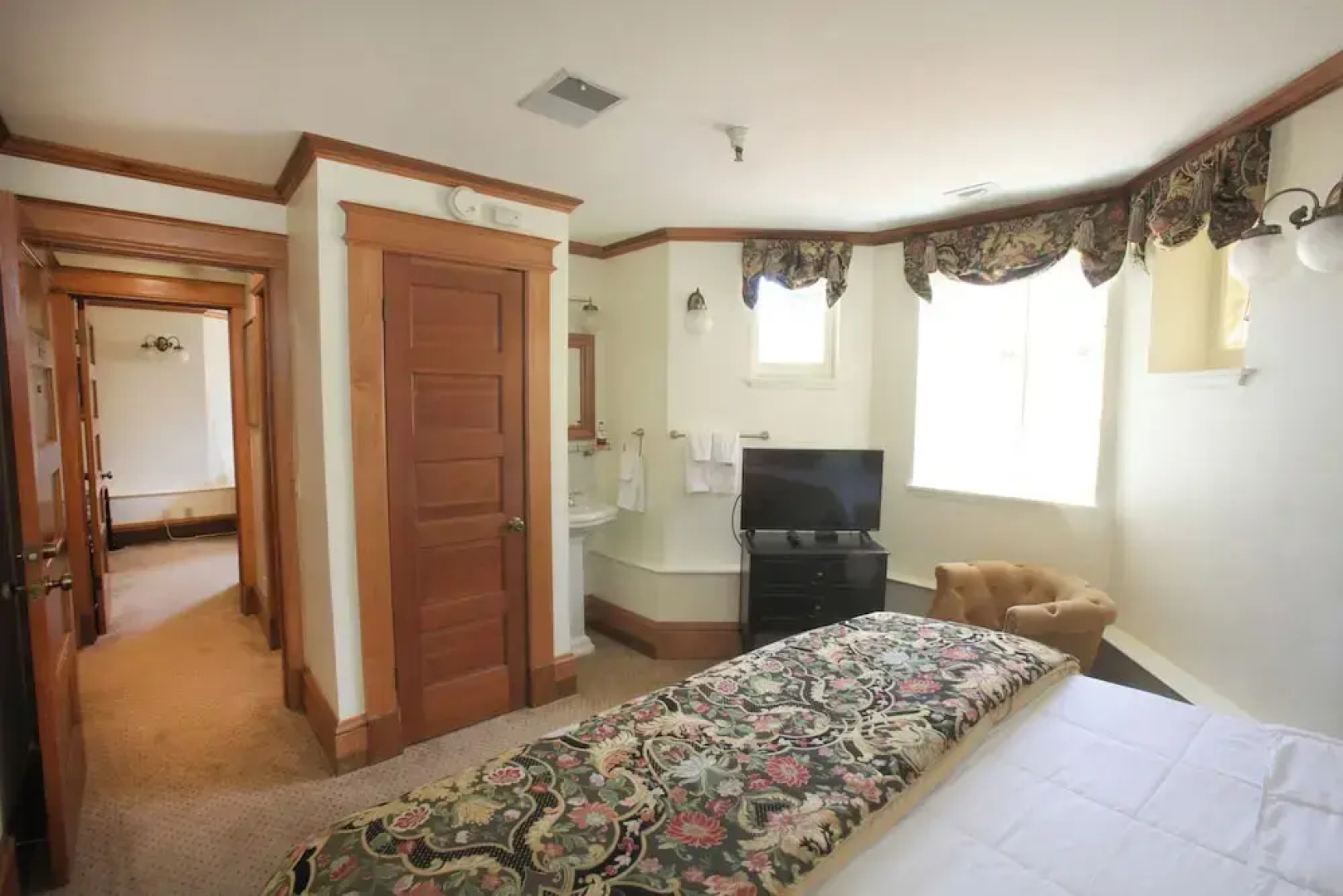 The Charles Pacific Grove - Artfully Designed Inclusive Inn
