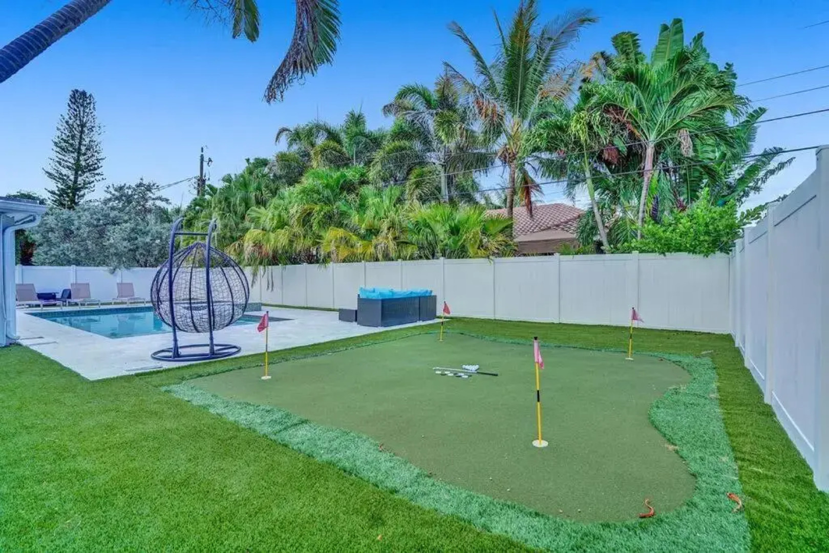 Stunning 4 Bedrm New Pool+Jacuzzi 1 Mile to Beach