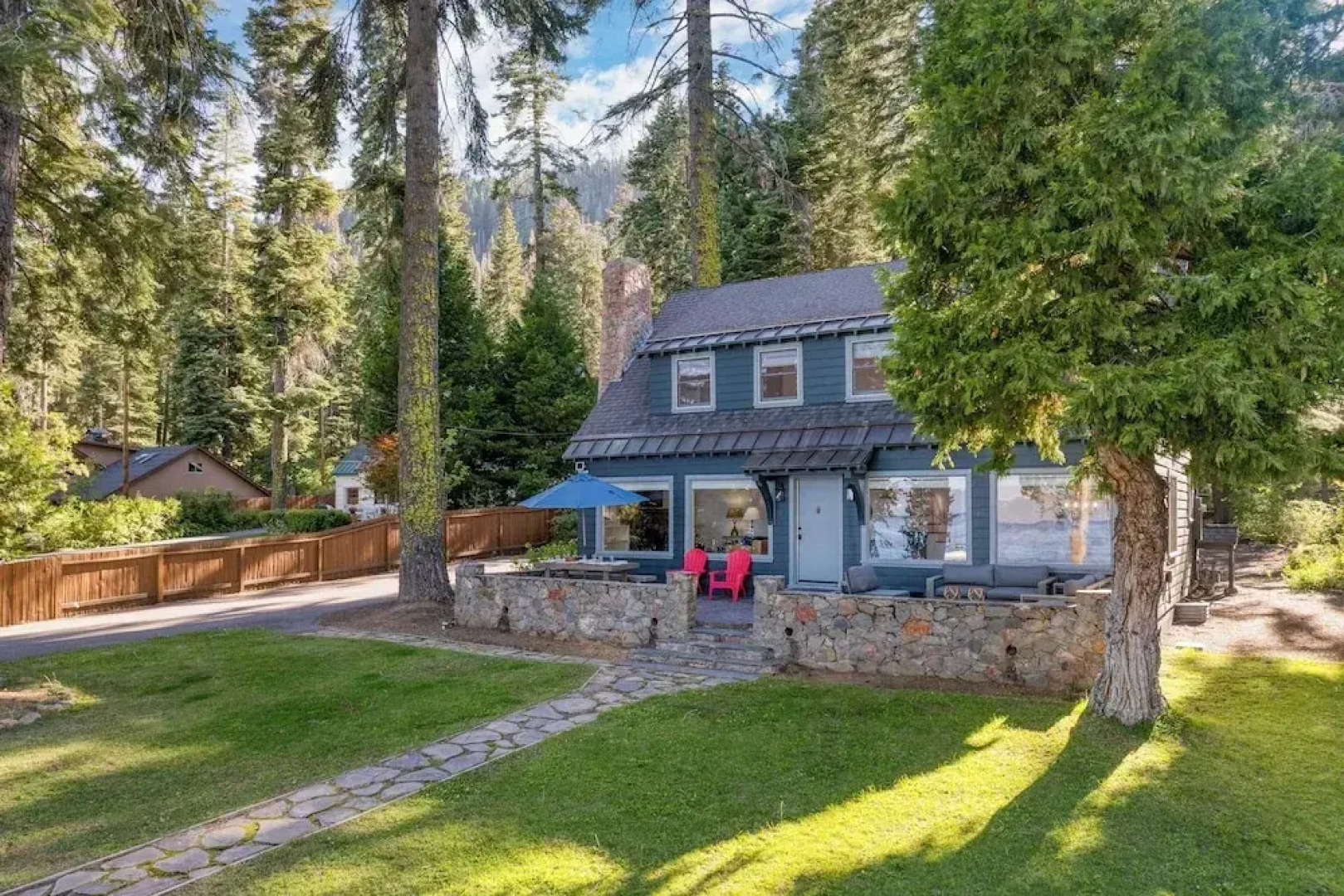 West Shore Lake House by Avantstay Ski Cabin w/ Backyard Sledding Hill!