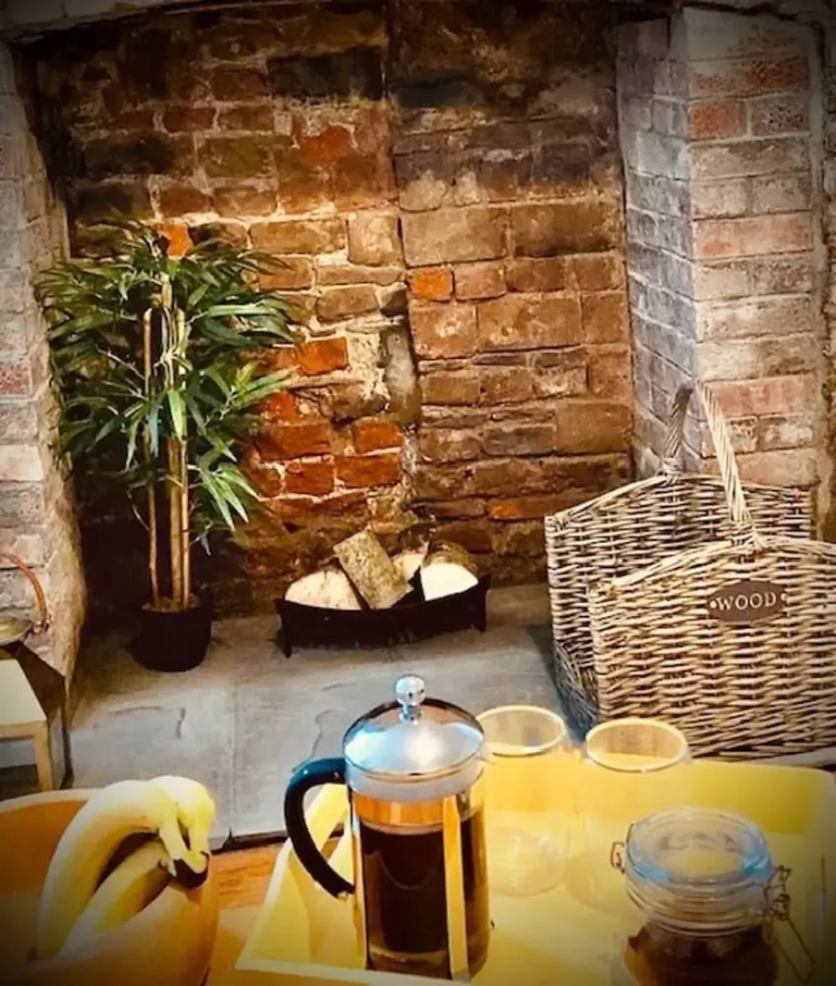 Stunning Renovated & Spacious 2 BR - 100m to Beach