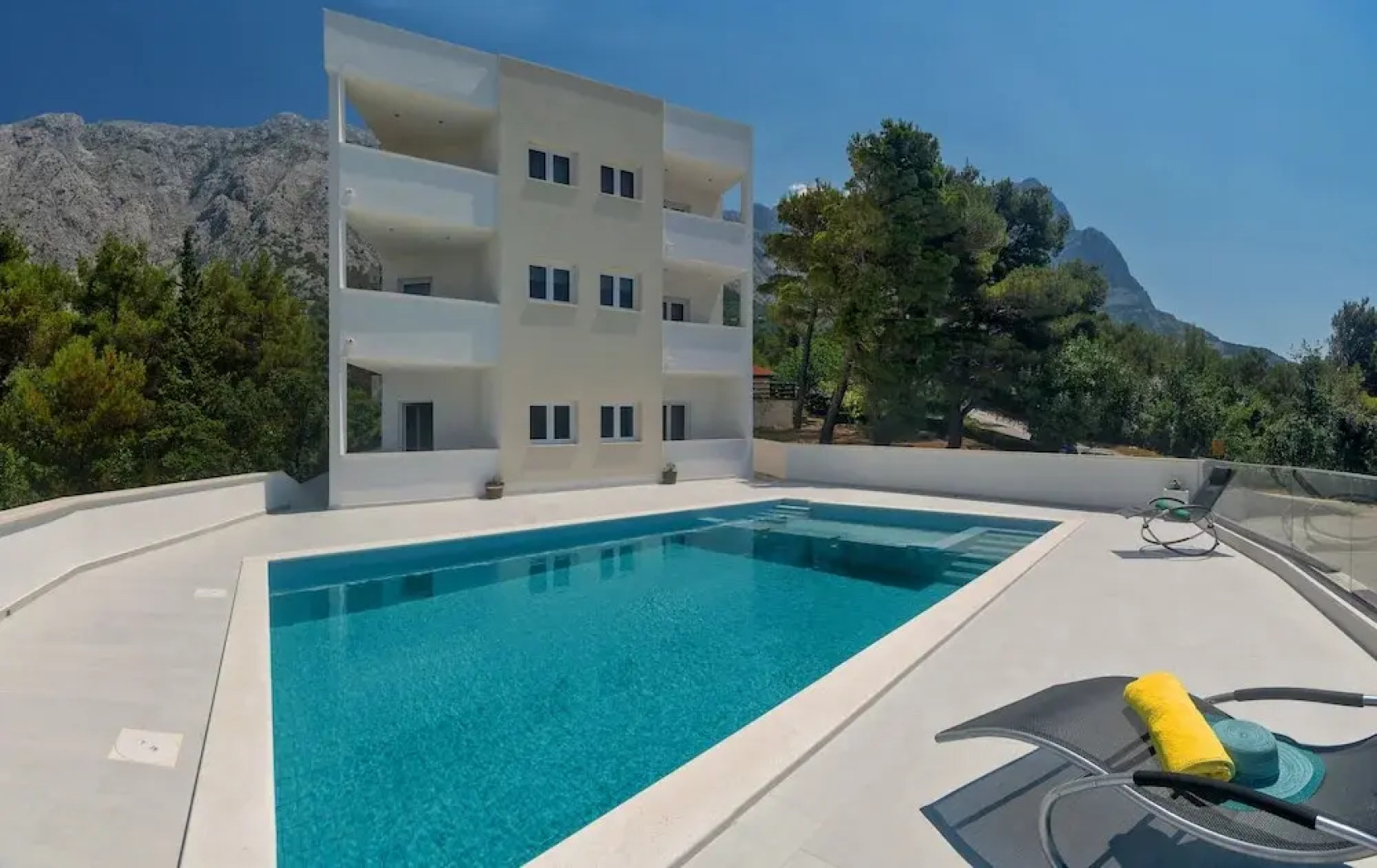 Sunny Sky apartments beneath Biokovo