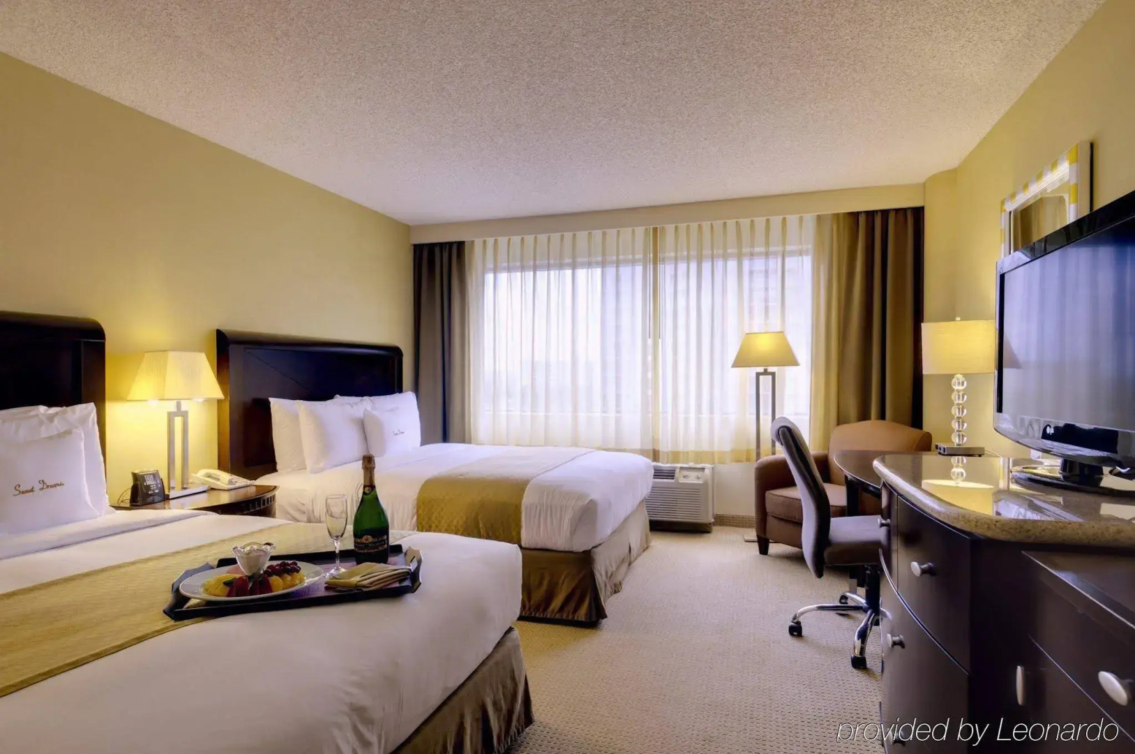 Lakeside Orange County Airport Hotel