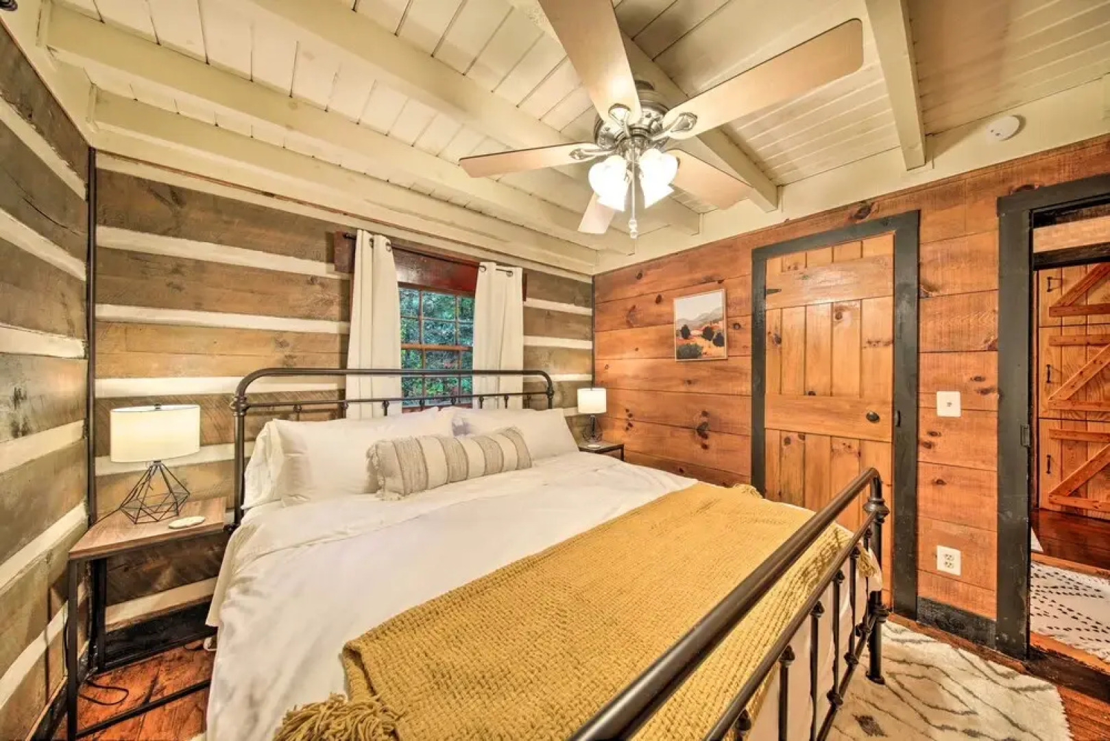 Charming Blue Ridge Mountain Cabin w/ Hot Tub