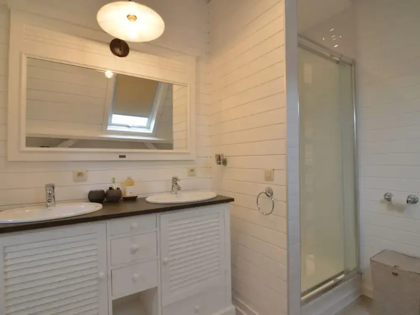 Pleasant Holiday Home in West Flanders with Enclosed Garden & Hot Tub