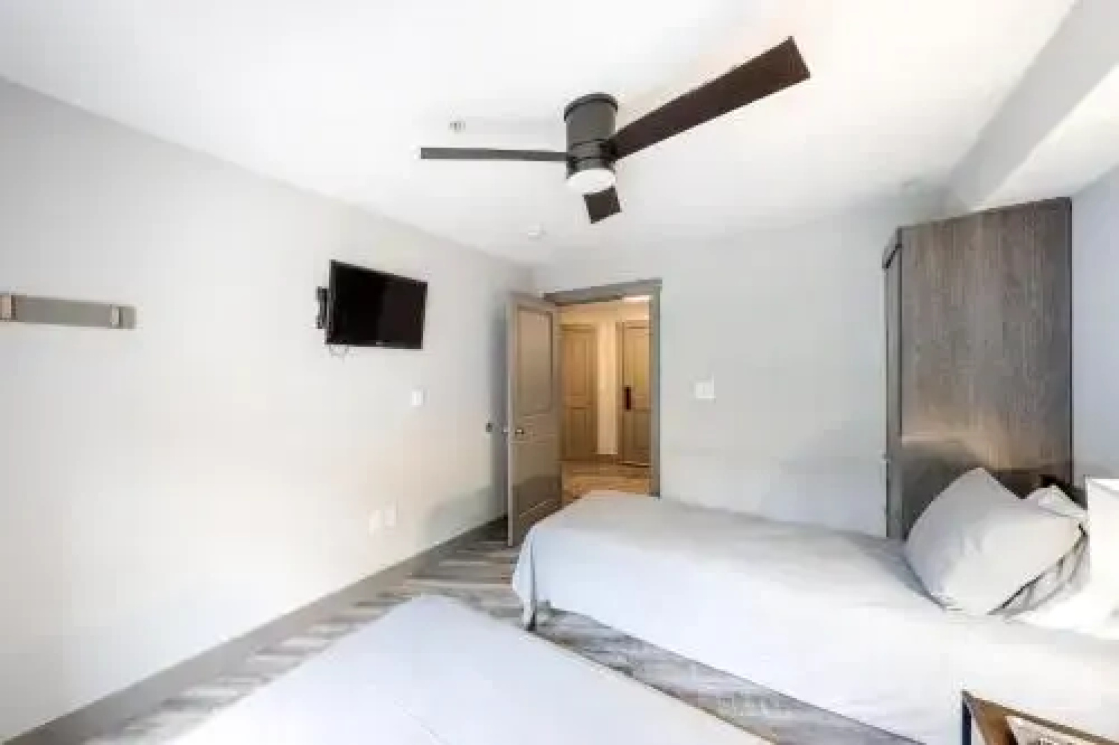 Eagle Springs East 206: White Fir Suite