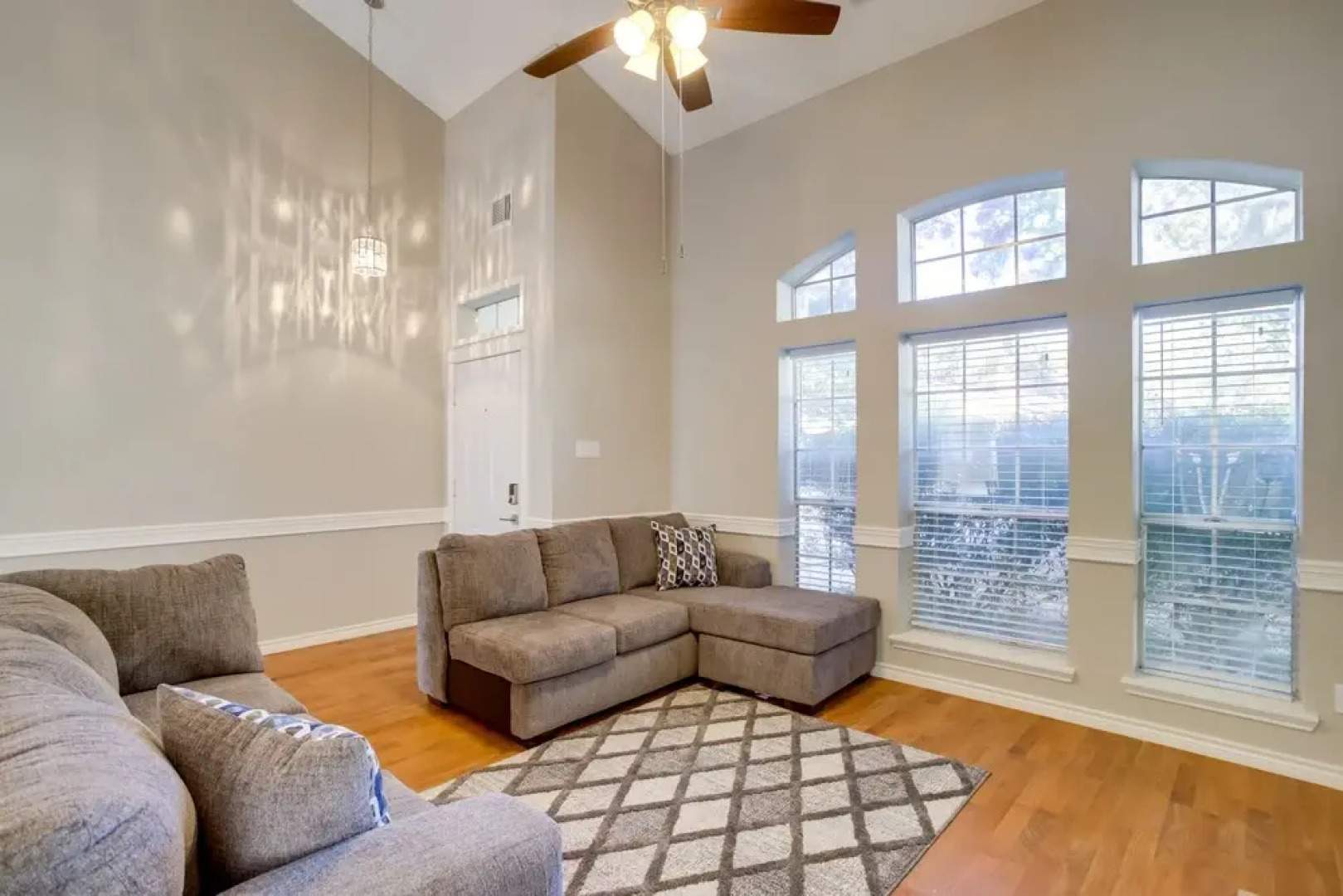 Minimalist Spring Vacation Rental w/ Fireplace