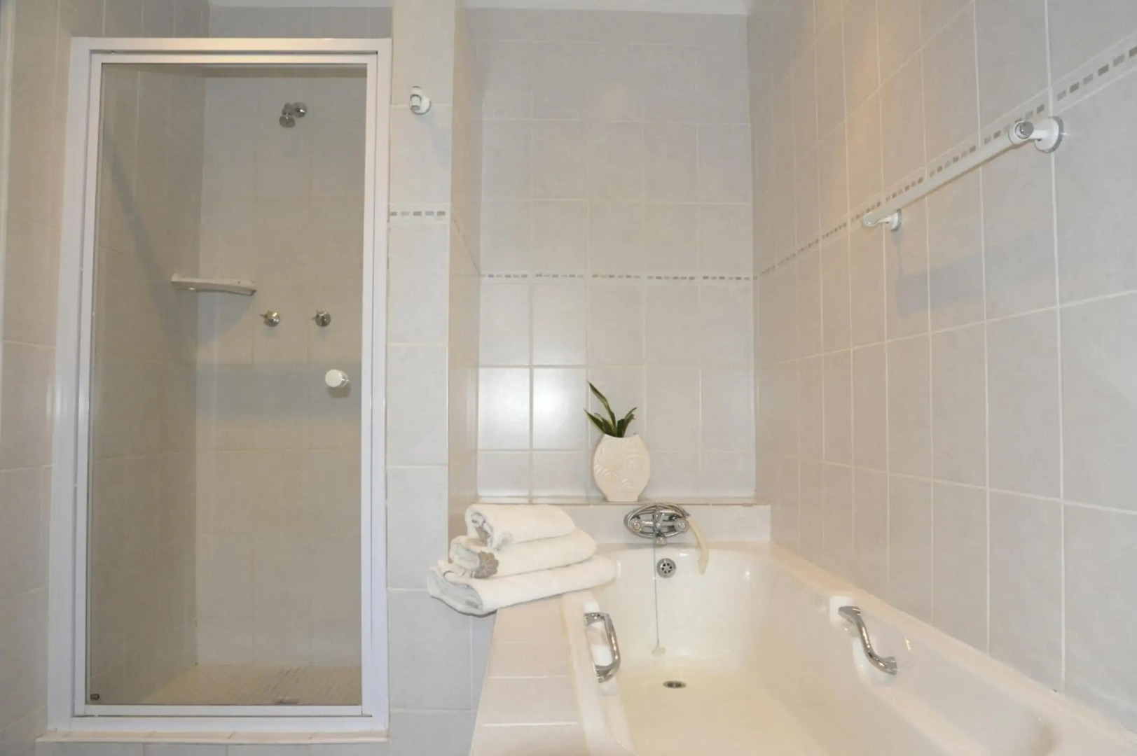 Ipe Tombe Guest Lodge