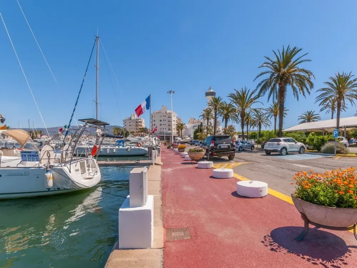 Alluring Apartment in Empuriabrava With Swimming Pool