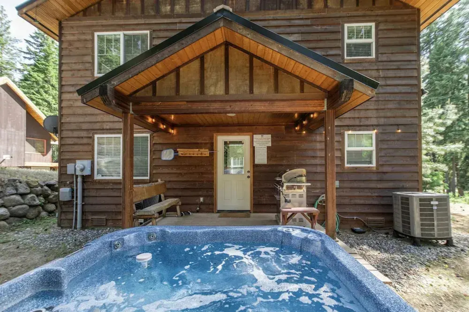 Just Plain Getaway 3 Bedroom Home by NW Comfy Cabins by RedAwning