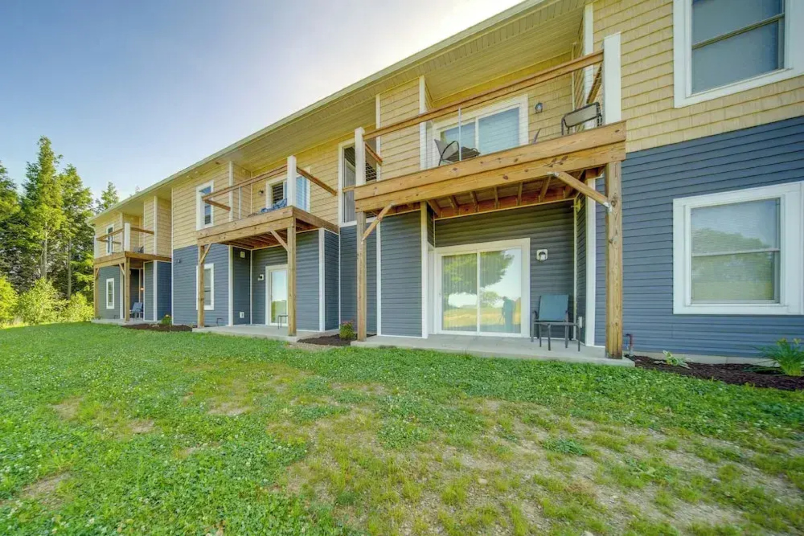 4 Mi to Lake: Golf-view Erie Condo w/ Porch