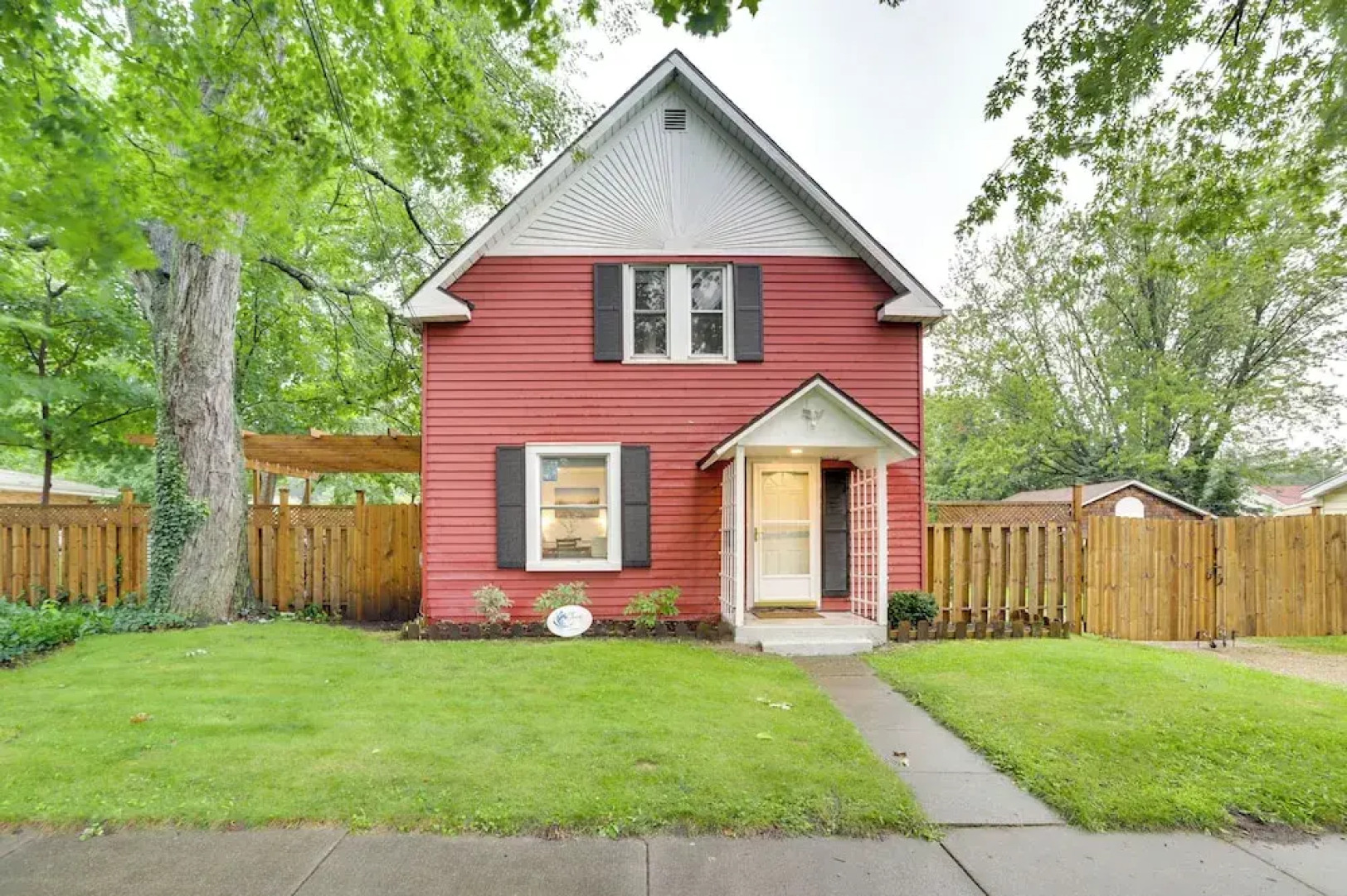 South Haven Oasis - Private Hot Tub, Pool & Grill!