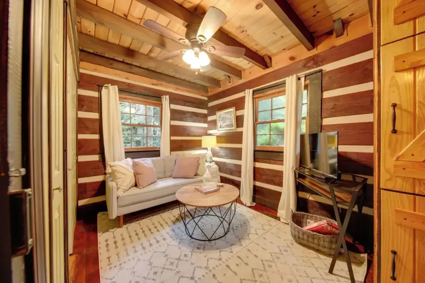 Charming Blue Ridge Mountain Cabin w/ Hot Tub