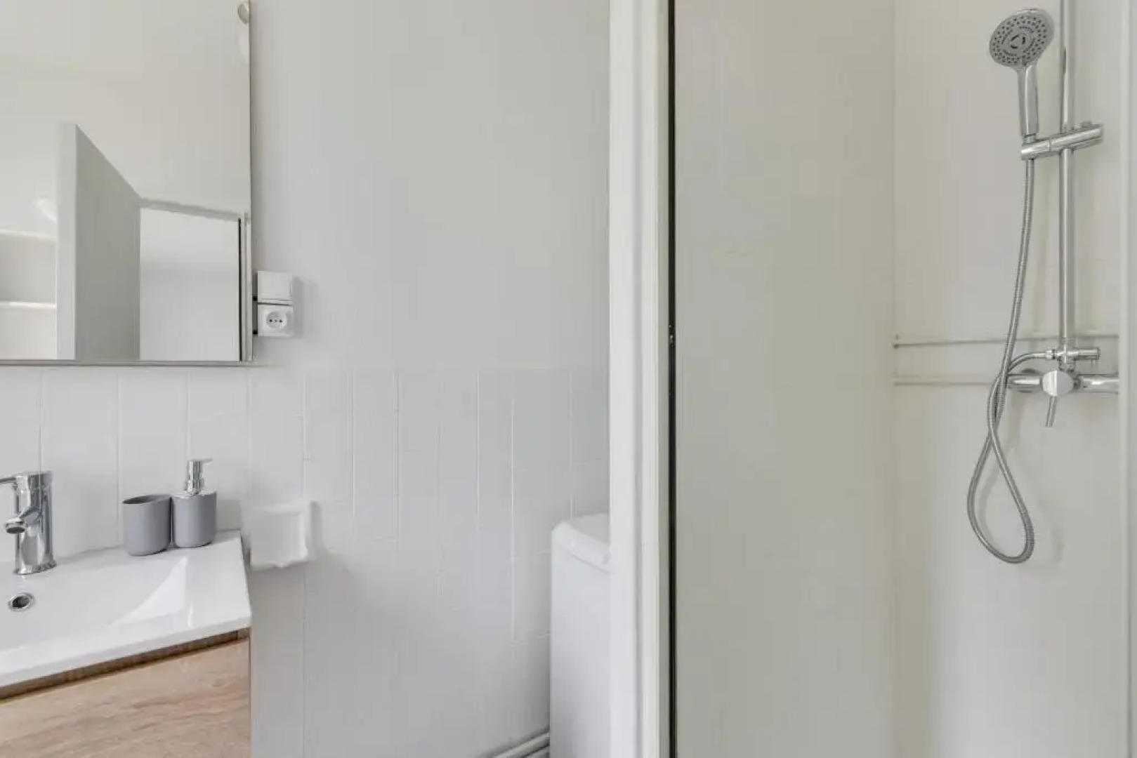 Budget apart with balcony near Paris