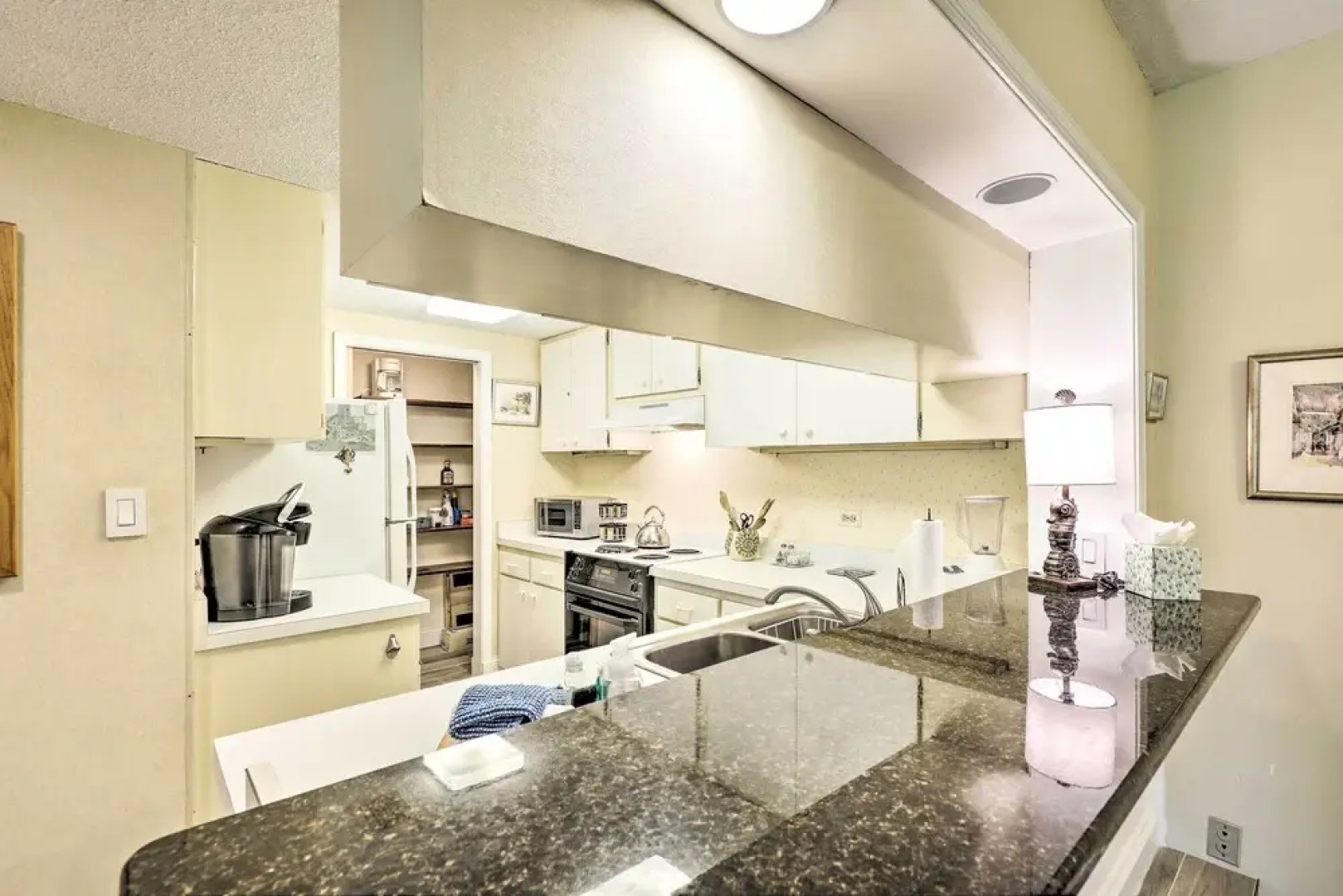 Large Tampa-area Condo - 15 Mi Clearwater Beach!