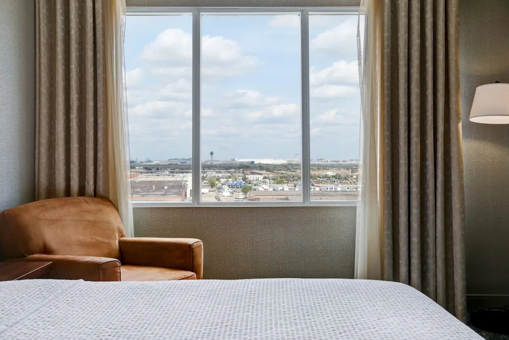 Отель Four Points by Sheraton Toronto Mississauga