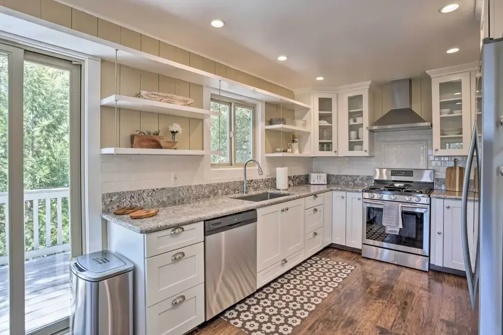 Arrowhead Retreat w/ Luxe Furnishings & Lake Views