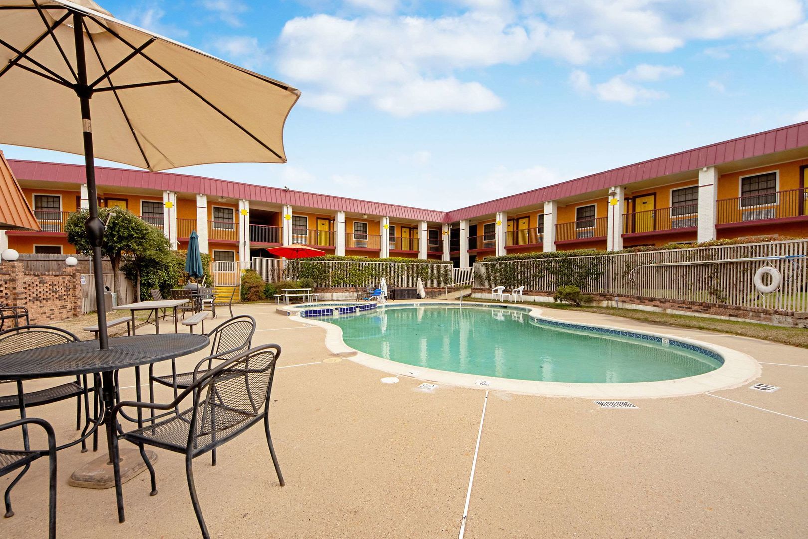 Economy Inn & Suites