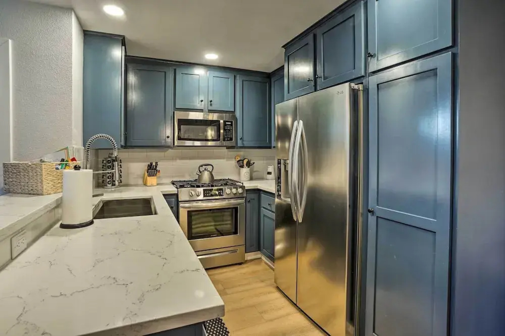 Cozy-chic Condo: Walk to Beach & Park!