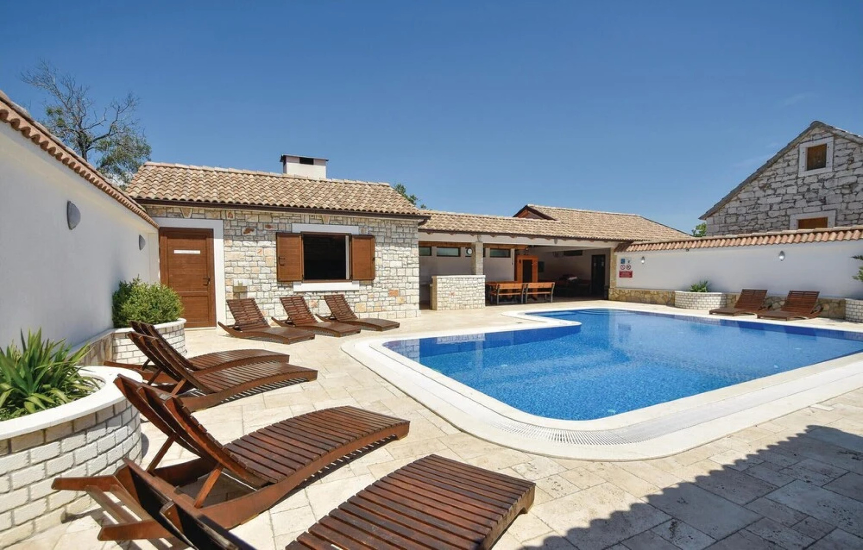 Awesome Home in Seget Gornji With Sauna, Wifi and 8 Bedrooms