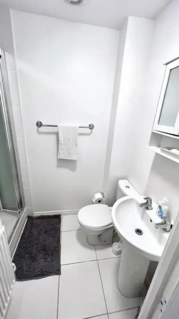 Modern 3 BR House for Contractors