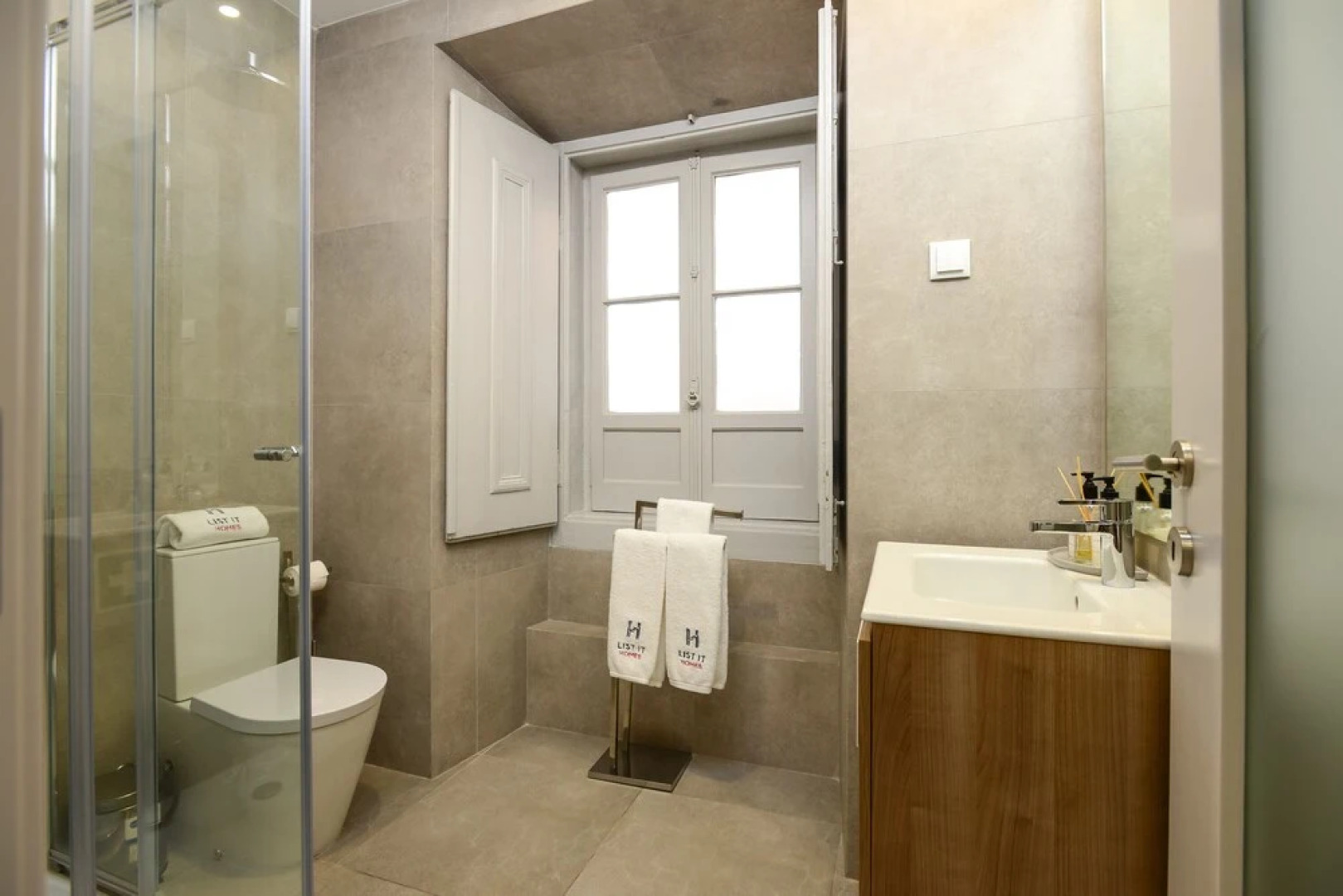 Great Location Close to the Metro