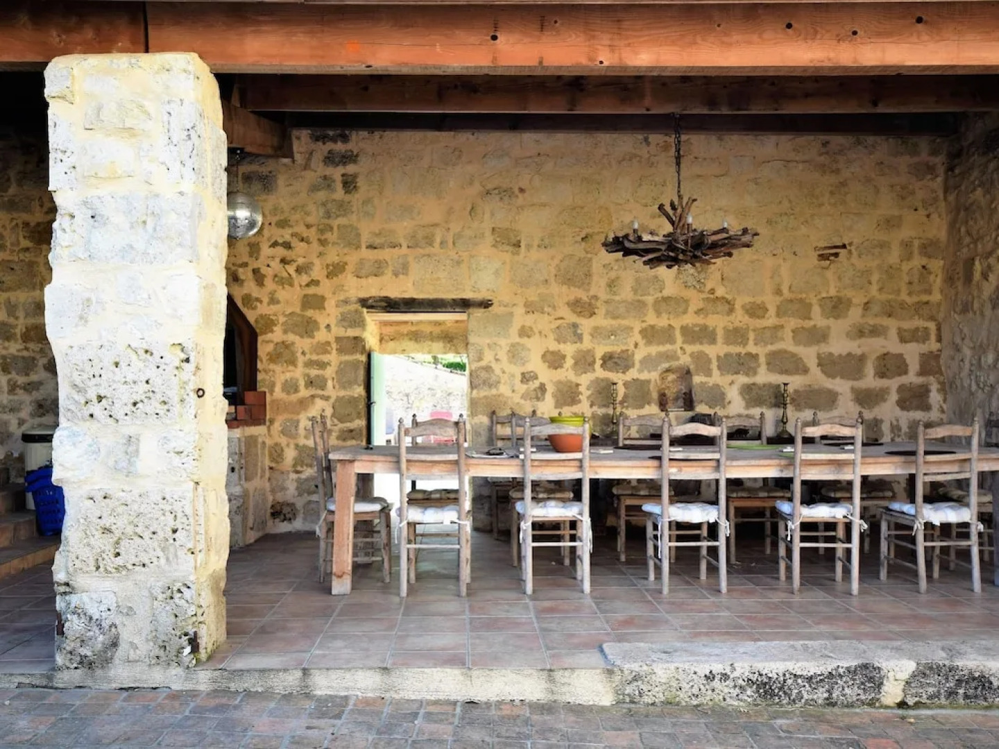 Authentic Castle in Bon-Encontre with Open Kitchen