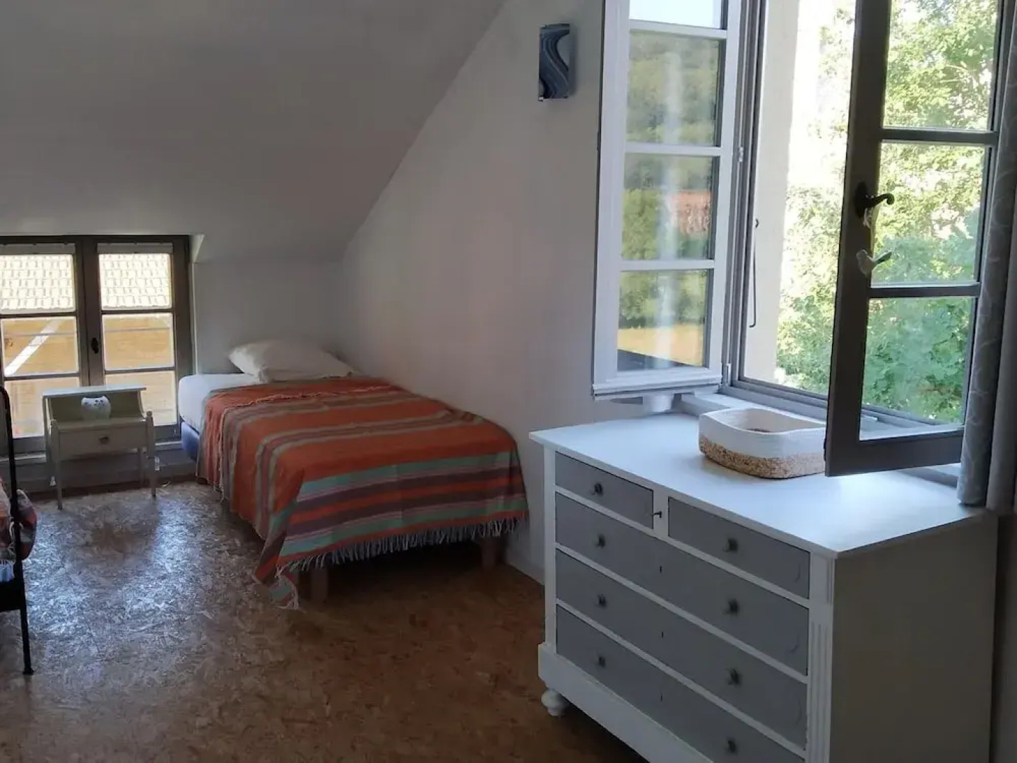 Sunflower Valley Villa, Leobard