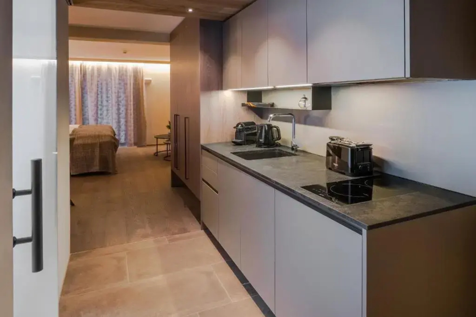 Hotel Vier - Studios & Restaurant